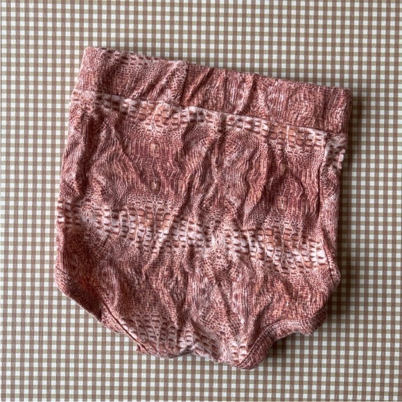 Kate Quinn Bamboo Collection Croc Print
Gnome Hat & Bloomers. Size 6-12 months - Picture 6 of 10